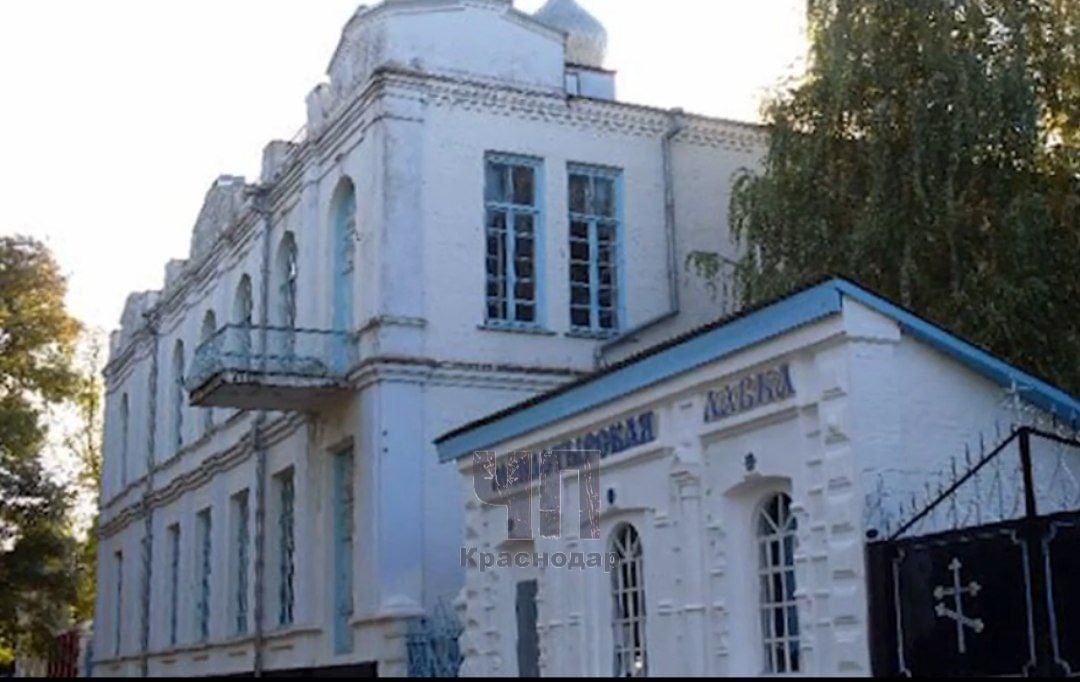 В Кореновске московский предприниматель едва не разрушил историческое здание! Кореновский районный суд вынес приговор Владиславу Глущенко за незаконное предпринимательство и повреждение объекта культурного наследия. Глущенко, будучи ИП, заключил договоры на реставрацию "Банковского здания" на ул. Красной. Это первое двухэтажное здание в городе, 1911 года постройки — объект культурного наследия регионального значения. Для таких работ требуется лицензия, которой у Глущенко не было. С марта 2023 по июль 2024 года под его руководством велись работы, повредившие историческое здание, в результате, которого здание едва не рухнуло. В суде Глущенко признал вину и раскаялся. Ему назначен штраф в размере 2.100.000₽.