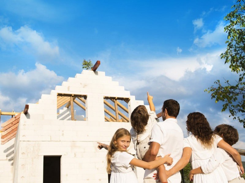 Погасить 1 млн рублей ипотеки могут многодетные семьи из 17 регионов России Напомним с 2019 года в РФ действует госпрограмма помощи многодетным семьям для погашения ипотеки По ней семьи с тремя и более детьми получают из федерального бюджета до 450 тыс рублей Однако к федеральной программе присоединились и некоторые регионы Так власти регионов участников добавляют еще 550 тыс рублей В итоге обща сумма выплат может достигат 1 млн рублей Больше всего таких регионов на Дальнем Востоке Камчатка Приморье Хабаровский край Амурская область Магадан Сахалин ЕАО и Чукотка Еще 3 региона участника в ЦФО Владимирская Смоленская и Тульская области 2 региона в Поволжье Марий Эл и Пензенская область 2 региона в Северо Западном федеральном округе Санкт Петербург и Новгородская область 2 региона на юге Севастополь и Адыгея Кроме того Вологодская и Мурманская области не исключали что такая региональная мера появится и у них  Для получения выплаты многодетные семьи подают заявку через Госуслуги или в банке который выдал ипотеку Подписаться на truekpru Читать нас в MAX