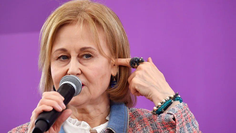 Дарья Донцова станет хедлайнером фестиваля «Красная строка» Писательница встретится с читателями на третьем книжном фестивале «Красная строка», который пройдет в Екатеринбурге с 22 по 24 августа. Об этом заявила пресс-служба фестиваля. Дарья Донцова является одним из самых издаваемых авторов России: на ее счету более 275 детективных романов, суммарный тираж которых превысил 200 млн экземпляров. В 2009 году занесена в Книгу рекордов России как самый плодовитый автор детективных романов, издав за 10 лет 100 книг. Фестиваль «Красная строка» пройдет в Екатеринбурге с 22 по 24 августа на территории Исторического сквера, его главной темой станет «Место силы». В программе запланированы мастер-классы, лекции, творческие встречи с писателями, презентации книг и музыкальные выступления. На ярмарке свои книги представят более 150 издательств. Фотография: Коммерсант Телеграм-канал Поддержать Подписаться Прислать новость 18+