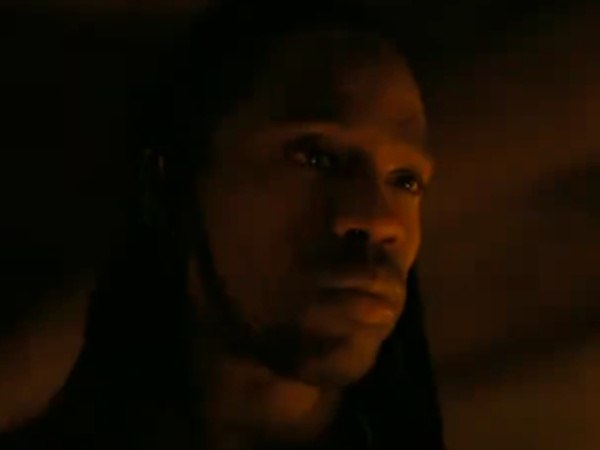 Трэвис Скотт сыграет в новом фильме Кристофера Нолана Он появился в минутном трейлере Трэвиса Скотта заметили в трейлере Одиссеи Кристофера Нолана Рэпер появился в тизере показанном в перерыве матча по американскому футболу между Нью Ингленд Пэтриотс и Денвер Бронкос Война человек уловка уловка чтобы прорвать стены Трои заявляет он пока в трейлере демонстрируются кадры великой Троянской войны Помимо Трэвиса в картине примут участие Зендая Роберт Паттисон Том Холланд и другие Нолан ранее уже сотрудничал со Скоттом на счету рэпера трек The Plan написанный специально к фильму Довод