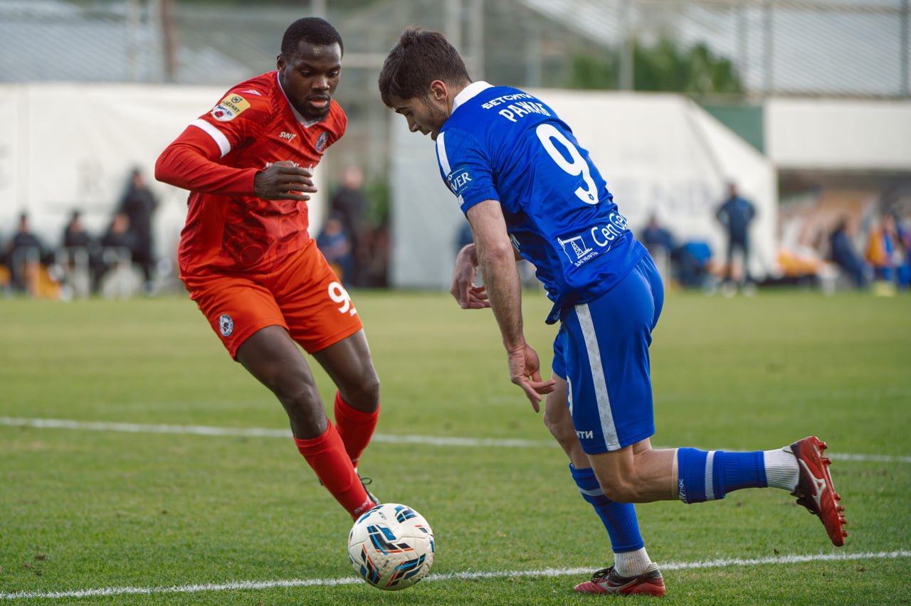 Махачкалинское Динамо одержало первую победу под руководством нового главного тренера Вадима Евсеева На сборе в Турции команда обыграла сербский клуб ИМТ со счётом 2 0 Авторами забитых мячей стали Хуссем Мрезиг реализовавший пенальти и Ражаб Магомедов Следующий контрольный матч динамовцы проведут 22 января против команды Железничар также выступающей в чемпионате Сербии