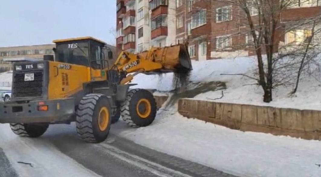 В Иркутске проводится ликвидация опасных «стихийных горок» для катания.   В Братске автолюбитель сообщил Госавтоинспекции о несанкционированной горке напротив дома №3 на улице Космонавтов, где дети катались вблизи проезжей части.   С начала мероприятия сотрудники Госавтоинспекции выявили и устранили 9 опасных снежных спусков.    Хотите чем-то поделиться? Присылайте фото и видео нам   Лучшее опубликуем!