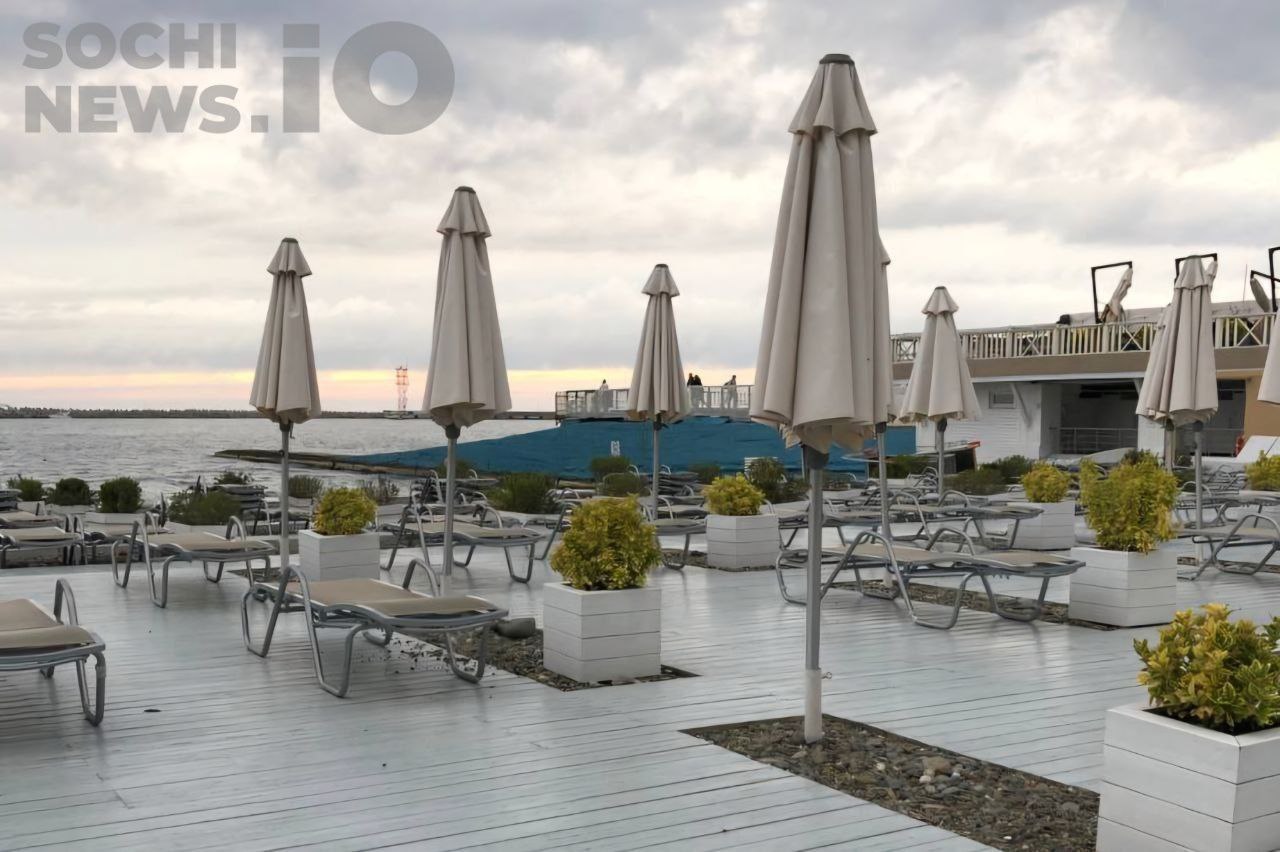 В Сочи откроют 30 зимних пляжей Уже в ноябре на курорте заработают около 30 зон зимнего отдыха вдоль главных набережных Глава города Андрей Прошунин рассказал что такие пляжи традиционно отмечены золотистыми флагами знаком благоустроенных и безопасных мест для прогулок у моря даже в прохладный сезон На набережных продолжат работать точки с горячими напитками а спортивные площадки будут доступны для активных гостей и жителей Зимние пляжи открыты ежедневно с 9 00 до 17 00 на месте дежурит охрана Сочи НовостиСочи ЗимнийСочи АндрейПрошунин