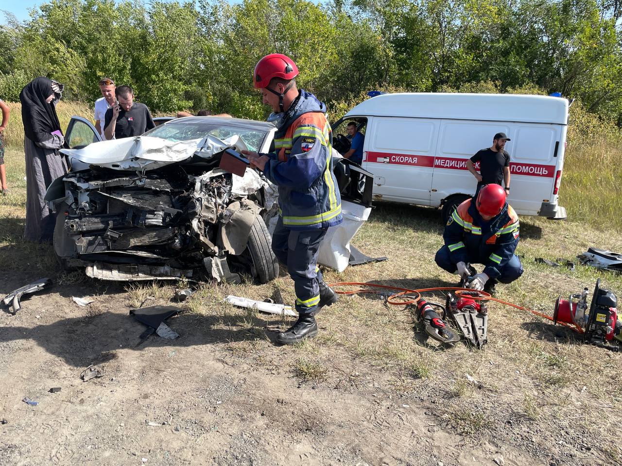 В 14 13 в службу 112 поступило сообщение о том что в Гагаринском районе на трассе Р 228 вблизи развилки на Базарный Карабулак произошло столкновение двух автомобилей Lada Vesta В результате ДТП один человек погиб и семь человек пострадали Пострадавшие госпитализированы Спасатели областной службы спасения при помощи гидравлического инструмента деблокировали из автомобиля мужчину 1974 г р и реанимационной службой облспаса госпитализировали На месте работают спасатели областной службы спасения медики центра медицины катастроф и скорой помощи сотрудники ДПС Все обстоятельства произошедшего выясняются