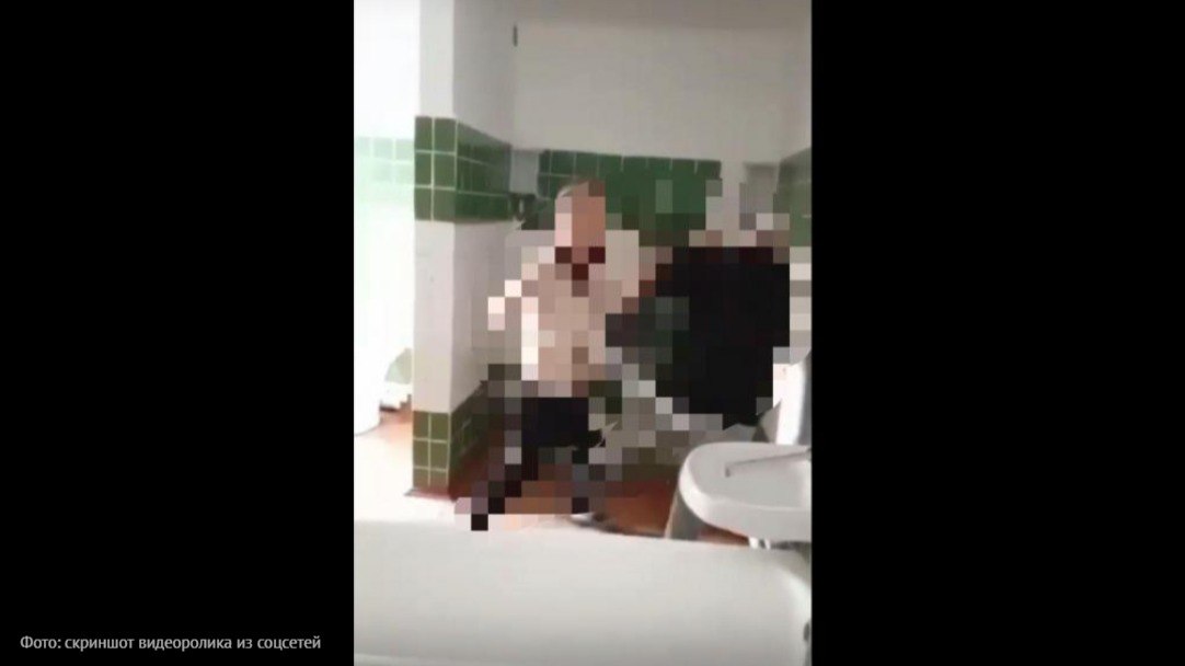 В Крутинском доме-интернате мужчина избивал пожилых людей На видеозаписи по этическим причинам мы не публикуем её здесь видно, как молодой человек подходит к пожилому мужчине и, несмотря на просьбы последнего не трогать его, наносит несколько кулачных ударов. «Парень избивает пожилых постояльцев. Вероятно, из-за равнодушия персонала садисту всё сходит с рук», — сообщается в подписи к видео. Инцидентом уже заинтересовались в правоохранительных органах. «Следственным управлением СК России по Омской области по данному факту проводится доследственная проверка, в ходе которой будут выяснены все обстоятельства и причины случившегося, действиям мужчины, а также работников администрации этого учреждения социального обслуживания будет дана правовая оценка, в том числе по признакам преступления, предусмотренного ст. 293 УК РФ халатность . По результатам проверки будет вынесено процессуальное решение», — сообщают соцсети Следственного управления СК России по Омской области.