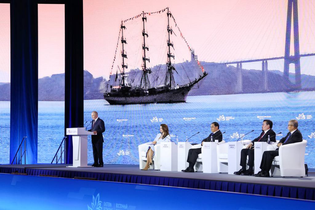 Объявлены даты проведения ВЭФ 2026 Восточный экономический форум ВЭФ 2026 состоится с 1 по 4 сентября 2026 года во Владивостоке Мероприятие остается главной площадкой для координации развития Дальнего Востока и привлечения инвестиций По целому ряду показателей Дальний Восток опережает среднероссийскую динамику темпы роста инвестиций в основной капитал с 2014 года выросли в два раза обогнав среднероссийский показатель в 1 5 раза отметил зампред Правительства РФ полпред Президента в ДФО председатель Оргкомитета по подготовке и проведению ВЭФ Юрий Трутнев Предложения озвученные на форуме ежегодно ложатся в основу стратегических решений По итогам ВЭФ 2025 Президент Владимир Путин дал поручения направленные на дальнейшее развитие макрорегиона ulusmedia Читайте нас в MAX