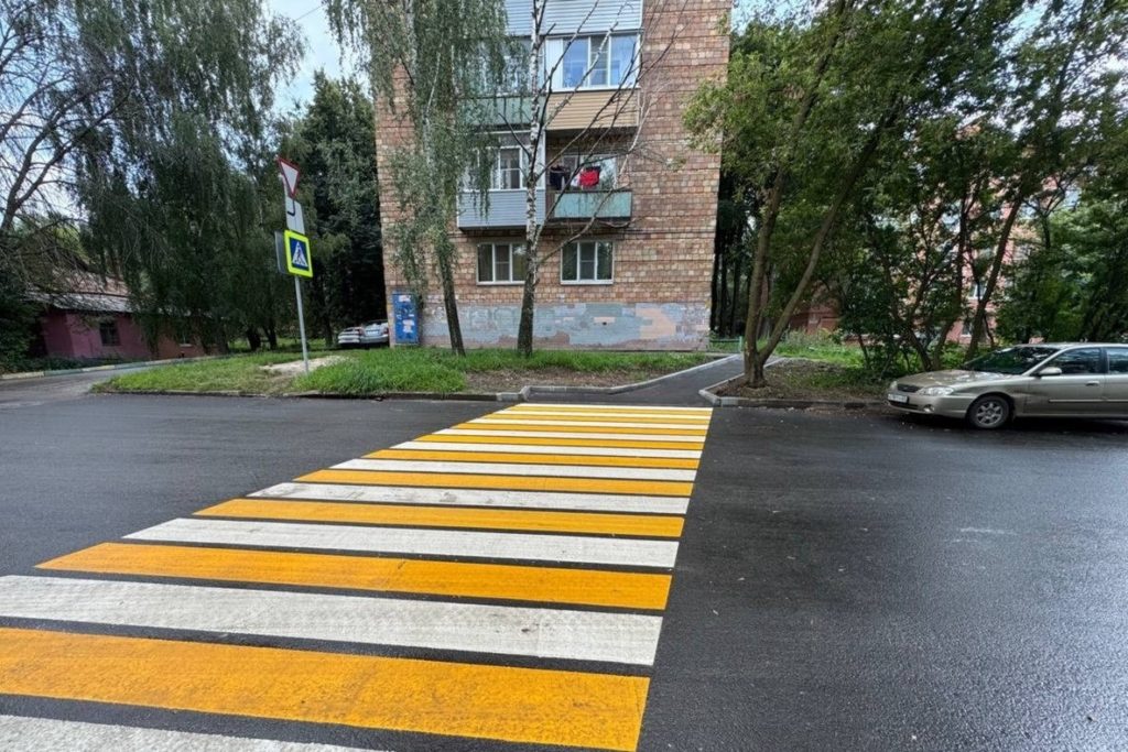 В Рязани закончен ремонт дорожного полотна по улице Керамзавода В Рязани завершен ремонт дороги от дома №26 по ул. Керамзавода до дома №1 по ул. Роща. На участке протяженностью 850 метров заменены дорожное полотно и бордюрный камень; нанесена разметка на пешеходных переходах; установлены дорожные знаки. Особое внимание уделили отрезку дороги, частично проходящей по частному сектору на ул. Мирной, где восстановили тротуар и расширили проезжую часть. Подрядчик учел все пожелания жителей и выполнил работы согласно графику. Гарантийный срок ремонта – 5 лет, отметили в пресс-службе рязанской гордумы. Фото: Рязанская городская Дума.
