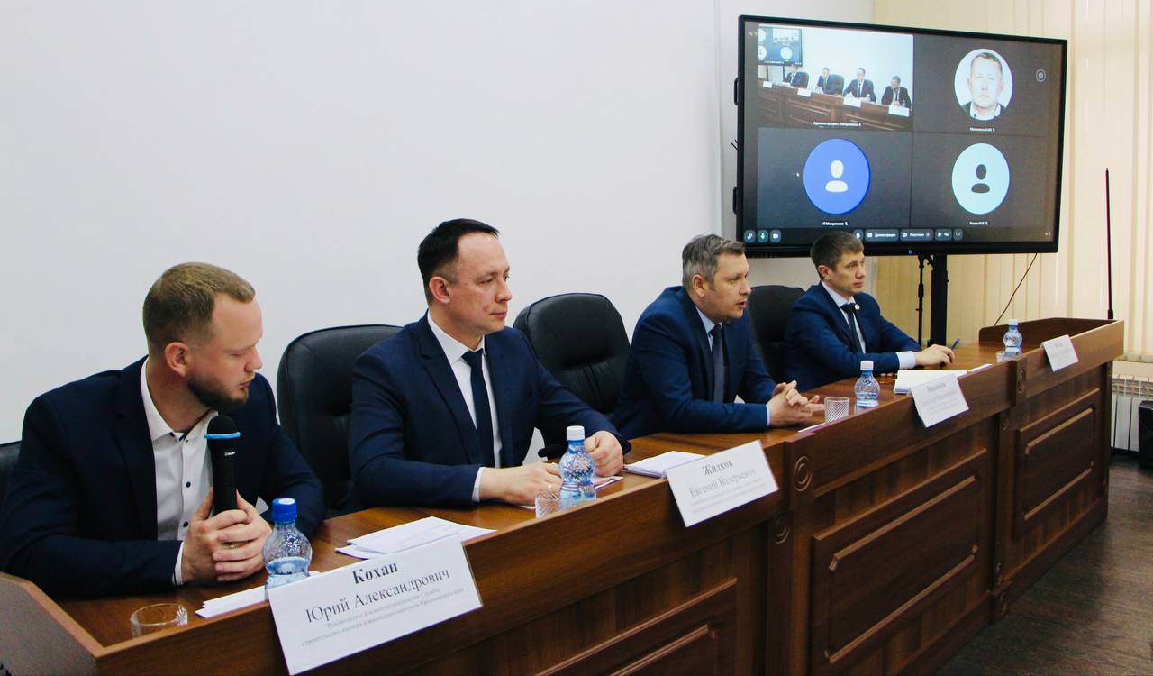 В городе Минусинске состоялось совещание с участием представителей органов местного самоуправления, управляющих и ресурсоснабжающих организаций южной группы районов края. Встреча проводилась как в очном формате, так и через видеоконференцсвязь с представителями Ростехнадзора и министерства строительства и ЖКХ края. На совещании специалисты Службы проинформировали об изменениях в законодательстве при подготовке муниципальных образований к отопительному сезону, а также о правилах взаимодействия управляющих организаций с операторами связи. Участники обсудили следующие вопросы: Организация мест для накопления твердых коммунальных отходов и обслуживание контейнерных площадок; Проблемы, связанные с подготовкой к зиме многоквартирных домов там, где форма управления не реализована.
