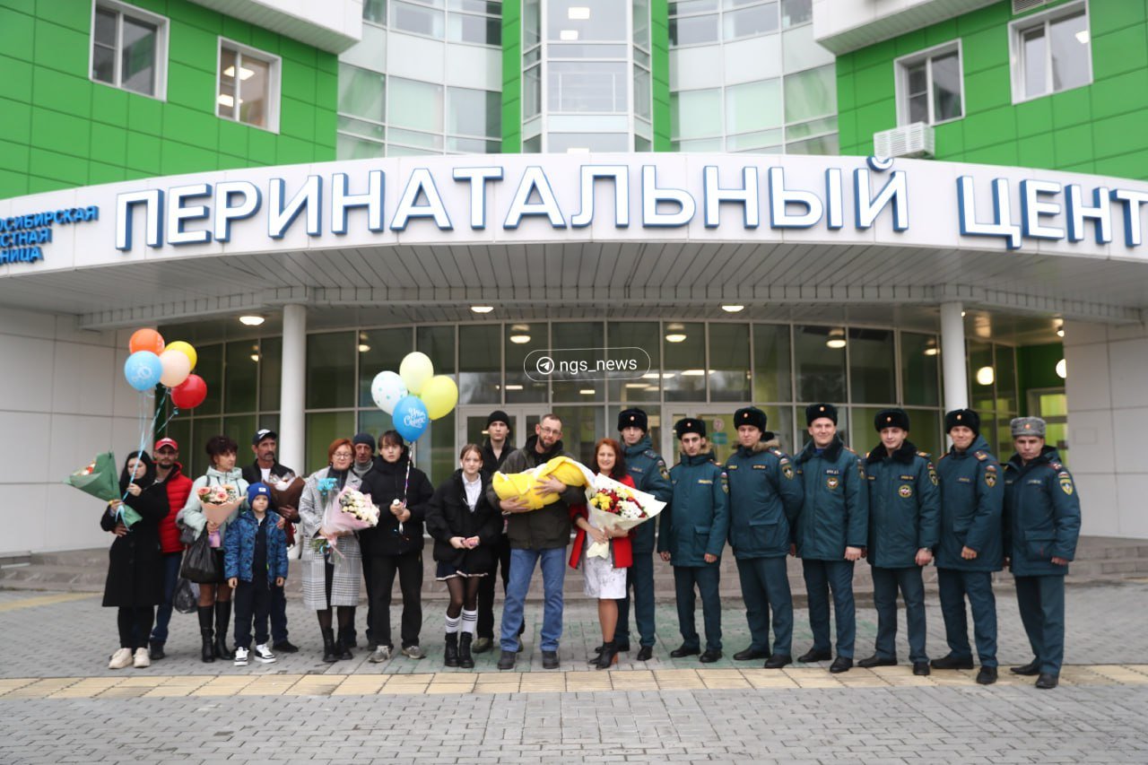 Сегодня в Облбольнице была необычная выписка. В небольшой зале собрались не только родственники, но и сотрудники МЧС. 29 октября они спасли из горящего дома Екатерину. А на следующий день она родила сына.   Сибирячка вспоминает тот день с ужасом и слезами. Это должен был быть праздник. Вместе со старшими детьми, сыном и дочерью, Екатерина планировала приготовить торт. И пока она с утра ходила по квартире, то почувствовала, что пахнет розеткой.  — Я проверила в первую очередь у себя в квартире. Все было в порядке. Потом я поняла, что это из подъезда. Я подошла к двери, а там клубы дыма. Это все очень быстро происходило, — рассказала Екатерина.  После звонка в МЧС сибирячка сказала детям одеваться, искать полотенца и мочить их. Одно из них Екатерина приложила к своему лицу, чтобы дышать.   — Мы попытались дверь открыть, и там прямо чернота пошла. Потом все это начало в окна затягивать. Муж был внизу, уже подъехал с работы, я ему стала кричать, что мы задыхаемся, я не могла уже сильно дышать. И потом в какой-то момент я потерял сознание, и я уже ничего не помню, — объяснила сибирячка.  Первым Екатерину нашел Денис Моргулов, старший пожарный 27 части. Он поднимался по лестнице, когда услышал, что кто-то открывает и закрывает дверь. Так старший сын Екатерины пытался привлечь внимание.  — Дети ее молодцы, держались и вовремя среагировали. Если бы не действия сына, я бы мимо прошел. Поэтому так и получилось, — отметил Денис Моргулов.  Мальчик родился здоровым. Его назвали Лука. Кроме сладостей и цветов, сотрудники МЧС подарили семье пожарный извещатель и объяснили, как он должен работать и как за ним следить.