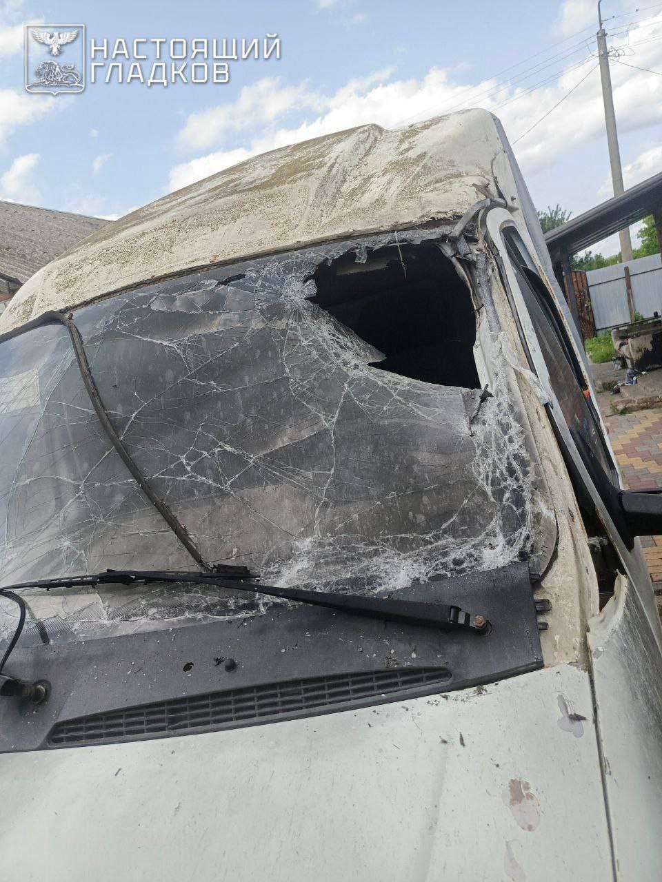 Удары ВСУ по Шебекинскому округу продолжаются. В Шебекино повреждены два грузовых автомобиля. В Новой Таволжанке пробиты кровли, выбиты окна и посечены заборы в двух частных домах и трёх надворных постройках. Также разбито лобовое стекло легкового автомобиля. В Терновом у ГАЗели повреждена кабина. Кроме того, в доме повреждены остекление и забор. Подписаться Прислать новость