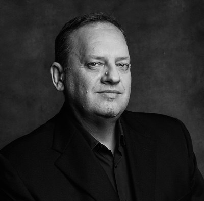 В Москве скоропостижно скончался заслуженный артист России Роман Улыбин ведущий солист и управляющий оперной труппой Музыкального театра имени Станиславского и Немировича Данченко Его смерть стала полной неожиданностью для коллег и зрителей Причина не уточняется Роман Улыбин был связан с Волгоградом он учился в школе 82 неоднократно выступал на волгоградской сцене участвовал в крупных концертных проектах Для города он оставался примером того как волгоградская школа и характер приводят на главные сцены страны Более тридцати лет Улыбин служил одному театру пройдя путь от стажера до руководителя оперной труппы Коллеги называли его уникальным поющим актером для которого каждая роль была делом чести и внутренней ответственности Уход Романа Улыбина тяжелая утрата для российской культуры и для Волгограда с которым была связана важная часть его жизни Светлая память      в MAX