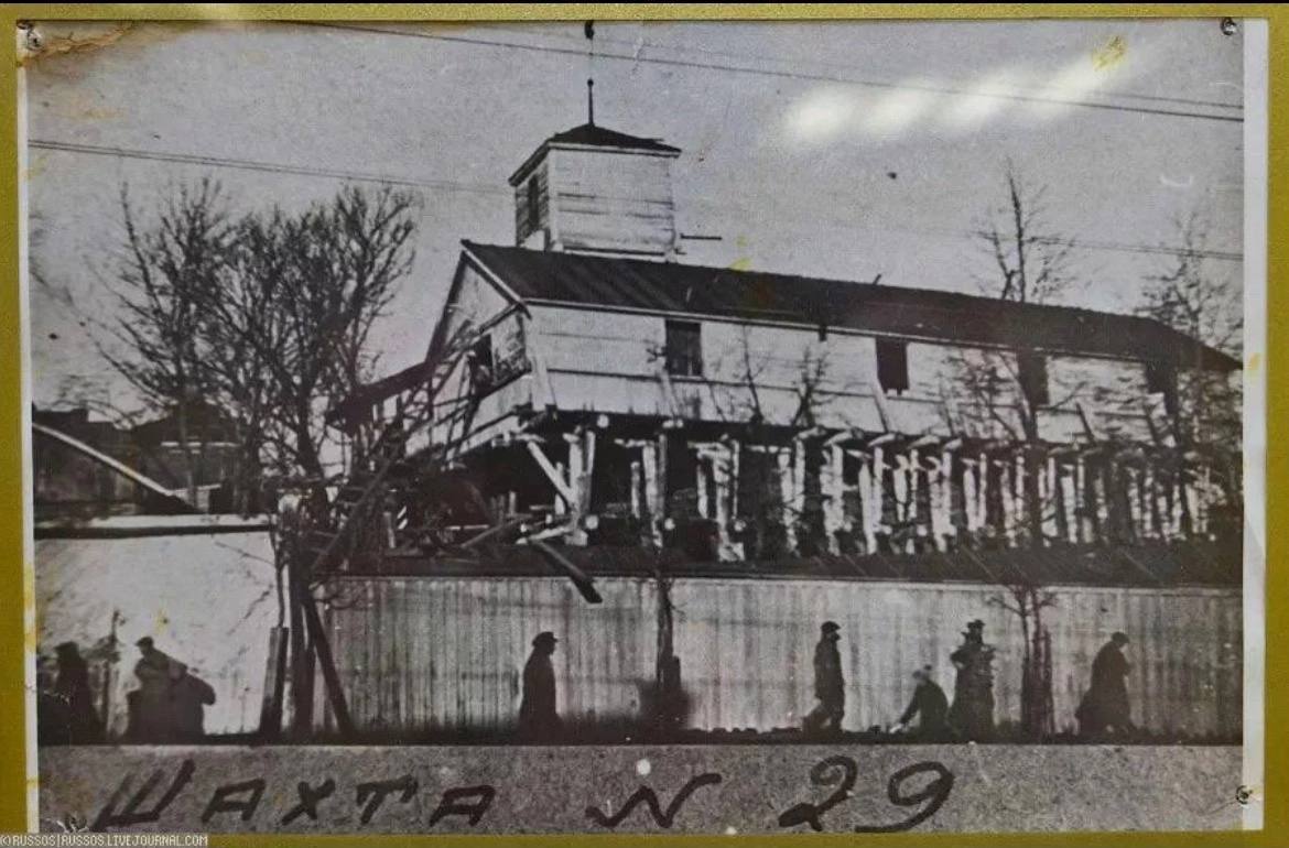 В Москве в октябре 1931 года был запущен процесс создания метро. Если быть точнее, датой основания Метростроя считается 2 октября этого года. Именно в этот день Совнаркомом СССР было принято положение об его организации. И уже в следующем месяце, в ноябре, на Русаковской улице заложили первую шахту московского метро.