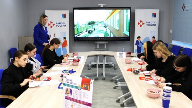 Профориентационные уроки консультации игры и встречи для магаданских школьников   В 2025 году Кадровые центры Магаданской области организовали более 100 профориентационных мероприятий для старшеклассников от 14 до 17 лет Для 980 школьников были проведены Дни открытых дверей тестирования индивидуальные консультации психологические тренинги и занятия   Кроме уроков и встреч интересными и зрелищными стали профориентационные игры Навигатум ПРОФИ ВДальСтройСебя и другие Они помогли окунуться в мир профессий и определить индивидуальные особенности   vmagadanpress com профориентационные уроки консульта