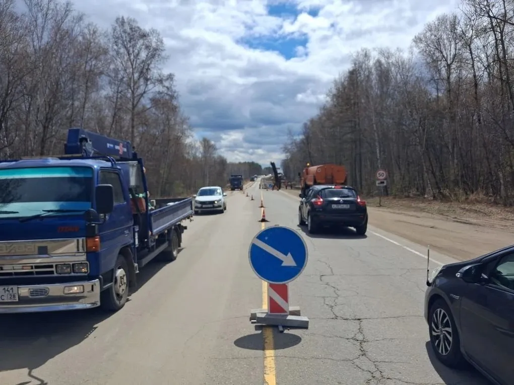 Дорожники ликвидируют старое покрытие на трассе к аэропорту Благовещенск Там заменят непригодный грунт чтобы уложить новую дорожную одежду На участке дороги Благовещенск Бибиково дорожные рабочие приступили к новому этапу реконструкции В районе 0 6 км подрядчик полностью расчистил полосы отвода и уложил новые металлические гофрированные водопропускные трубы Теперь убирают старое дорожное покрытие и сразу же заменяют непригодный грунт чтобы в дальнейшем обустроить новую дорожную одежду в два слоя сообщает министерство транспорта и дорожного хозяйства Амурской области Как отметил начальник ГКУ Амурупрадор Антон Опарин на ремонтируемом участке дороги особое внимание уделяется безопасности на время работ организован проезд по половине проезжей части с уширением обочины что позволяет сохранить движение в двух направлениях без серьезных ограничений Дорога в аэропорт сегодня уже перегружена С раннего утра идет плотный поток транспорта по этой трассе Я вожу продукты в села за аэропортом в Марково Михайловку Сергеевку Бибиково и Грязнушку прирост машин заметен даже за последний год поделился проезжающий строительный участок водитель Алексей Звягинцев Напомним реконструкция участка трассы идет в рамках президентского нацпроекта Инфраструктура для жизни Подготовительный этап стартовал в конце прошлого года На участке 0 6 км трассы проезжую часть расширят до четырех полос разделят потоки барьерным ограждением и установят новое освещение Также согласно проекту рабочие обустроят две круговые развязки при повороте на село Чигири и на пересечении с улицей Клубничной Обновление аэропортовской трассы идет в четыре этапа В прошлом году работы завершились на участке с 16 го по 17 й км который проходит через поселок Аэропорт На втором этапе который идет сейчас специалисты обновят 6 2 км дороги К осени 2027 года этот участок будет введен в эксплуатацию Третий этап с 6 го по 11 й км запланирован на 2027 и 2028 год но подрядчик обещает приступить к работе уже через несколько месяцев Четвертый этап посвященный ремонту участка с 11 го по 16 й км пройдет в 2029 2030 годах Фото министерства транспорта и дорожного хозяйства Амурской области ТЕЛЕПОРТ РФ здесь все об Амурской области  Мы в МАХ  Написать нам