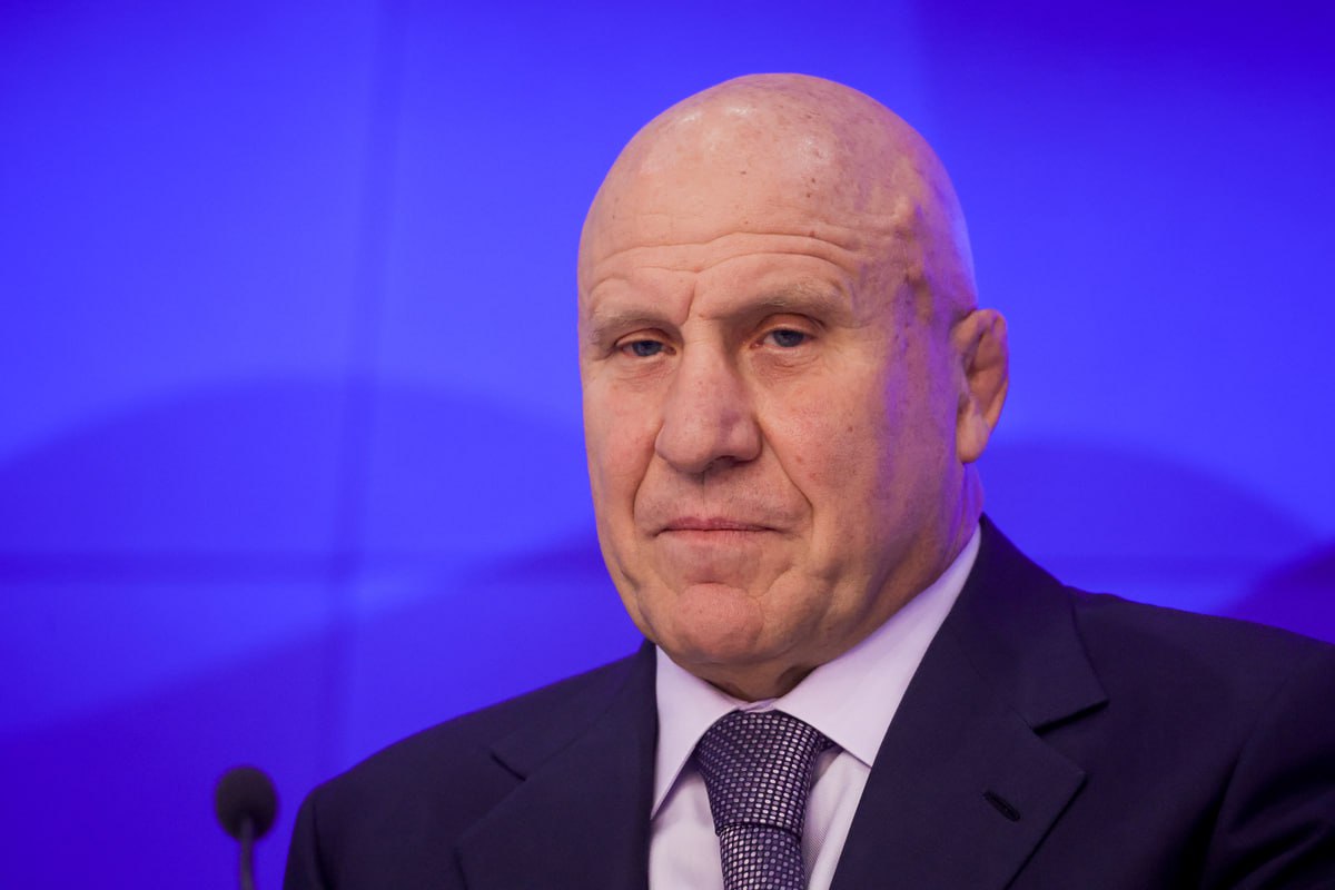 Мамиашвили назвал откровенным бредом призывы к его отставке Глава Федерации спортивной борьбы России ФСБР Михаил Мамиашвили не снимает с себя ответственности за не слишком удачное выступление сборной на чемпионате мира в Загребе но некоторые критические высказывания в его адрес являются бредом Об этом он заявил на пресс конференции Российские борцы на недавнем мировом первенстве завоевали одну золотую четыре серебряные и шесть бронзовых медалей Правильно звучат призывы к отставке Выступили плохо Виноват всегда командир какими бы ни были люди Я должен был и потренировать и вес вместе с ребятами согнать и поехать выступить Иногда раздается откровенный бред вбивают кашу в мозг Я в этих помойках вижу бред сумасшедшего цитирует Мамиашвили Чемпионат Люди не так погружены в процессы и условия в которых мы находимся Но это не снимает ответственность с нас и лично с меня Я убежден что эта ситуация сделает нас сильнее добавил он Global Look Press Подписаться на РБК Спорт