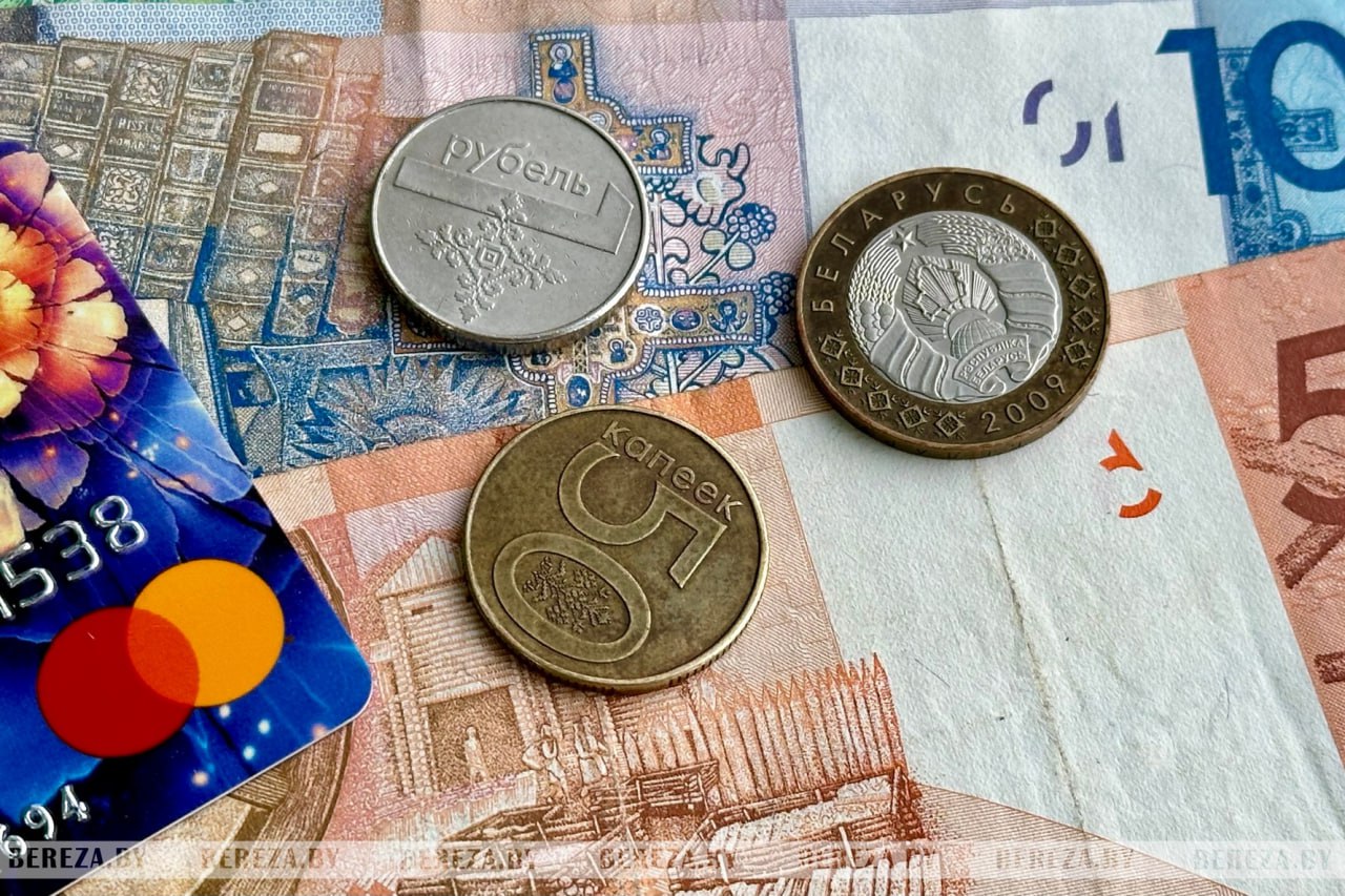 БАЗОВАЯ ВЕЛИЧИНА В БЕЛАРУСИ С 1 ЯНВАРЯ УВЕЛИЧИТСЯ НА 3 РУБЛЯ   Размер базовой величины с 1 января 2026 года в Беларуси составит 45 рублей Соответствующее постановление подписал премьер министр Беларуси Александр Турчин Сейчас размер одной базовой величины составляет 42 рубля От данного показателя зависят размеры некоторых пособий стипендий налогов и сборов штрафов других выплат населению