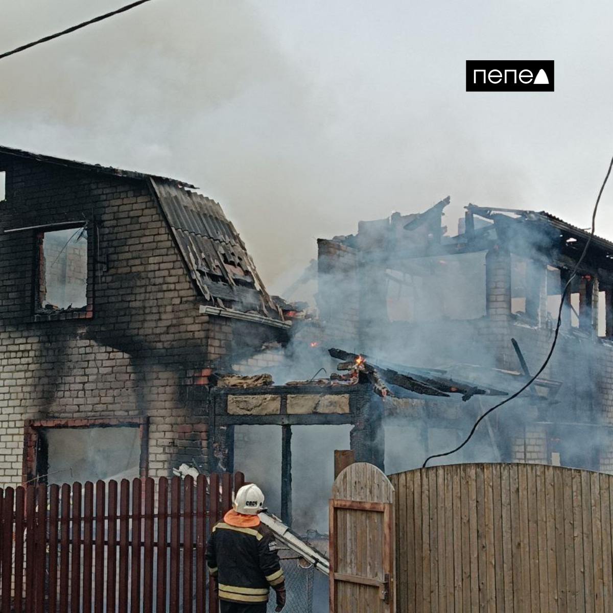 Фото сгоревшего после атаки дрона дома в селе Никольское Белгородского района.   Пожарные потушили здание — оно полностью выгорело.