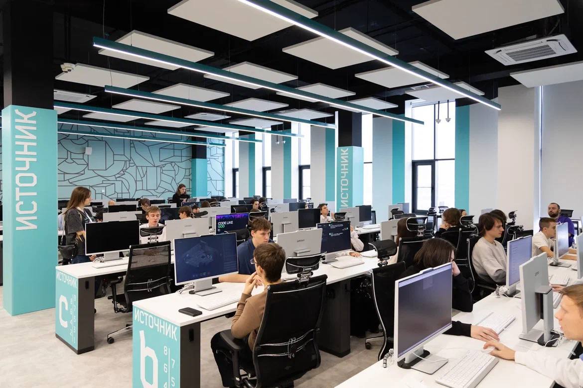 В Ставрополе открылась Школа 21 образовательное пространство цифровых технологий от Сбера Инновационное учреждение площадью 4 тысячи квадратных метров ГК ЮгСтройИнвест построила в рекордные сроки всего за 11 месяцев Здесь созданы все условия для подготовки специалистов мирового уровня полностью безбарьерная среда коворкинг зоны пространства для отдыха и общежитие на 100 мест Как отметил в своём Telegram канале генеральный директор gk us Юрий Иванов проект реализован совместно со Сбером стратегическим партнёром компании который уверенно двигает страну вперёд в цифровой сфере При содействии Фонда Мельниченко и АО ЕвроХим Юрий Иванов также поблагодарил руководство Сбера и губернатора Ставропольского края за доверие и подчеркнул что для компании важно реализовывать проекты опережающие время