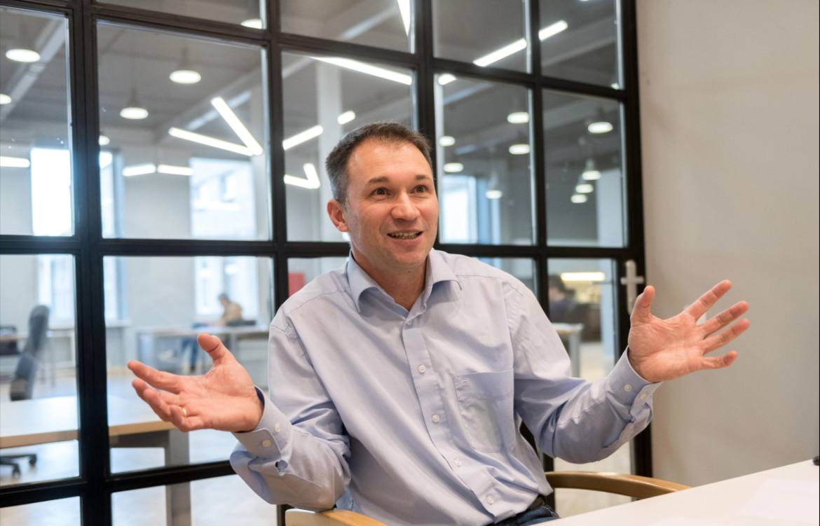 Основатель iGooods покинул РФ после требования прокуратуры сменить штраф на срок В настоящее время предприниматель находится в Литве По словам Куниса прокуратура потребовала заменить назначенное ему наказание в виде штрафа на шесть лет лишения свободы Я не стал искушать судьбу и покинул Россию Видимо навсегда Родина отпустила меня с небольшим рюкзачком куда поместились ноутбук пара сменного белья одна книга Стейнбек и гигиена Я не серчаю на неё Ведь отпустила же говорится в сообщении Петроградский районный суд Санкт Петербурга 8 декабря признал Куниса виновным по ч 1 ст 282 3 УК РФ финансирование экстремистской деятельности из за нескольких переводов на счета ФБК организация признана экстремистской и запрещена в РФ Семён Лиходеев ТАСС Подписаться на ДП в Telegram MAX