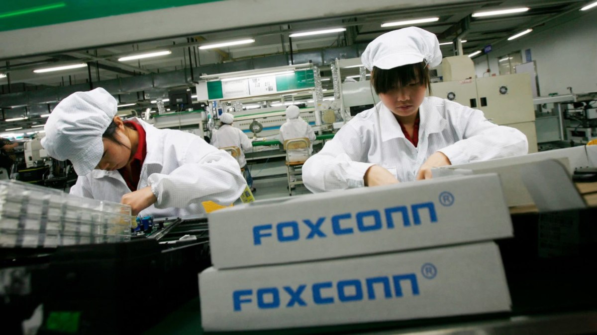 Foxconn отозвала «сотни» китайских специалистов с заводов по производству iPhone в Индии, узнал Bloomberg. Это может быть связано со стремлением властей Китая не допустить «утечку» технологий и квалифицированных кадров из страны, предполагает издание vc.ru/apple/2076410