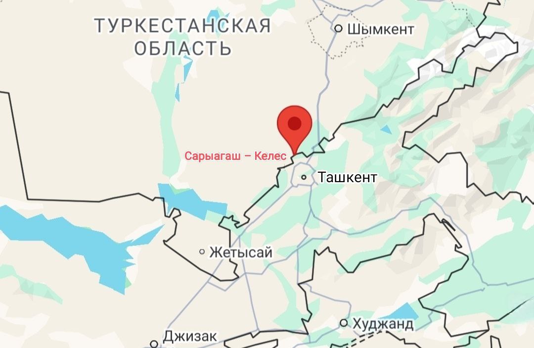 Казахстанские железные дороги жалуются на медленный прием поездов на границе Узбекистана В Казахстане скопилось более 11 тысяч грузовых вагонов отправленных на погранпереход Сарыагаш Келес на границе с Узбекистаном сообщили Казахстанские железные дороги На станции Шенгелды скопились в ожидании дальнейшей отправки 300 вагонов на станции Жылга 250 вагонов на станции Дарбаза 200 вагонов Это уже привело к снижению маневровых возможностей ж д станций Отдельные грузовые составы вынуждены простаивать по пять шесть суток Причина заторов несвоевременный прием поездов со стороны Узбекистана Железнодорожники отмечают что при текущих темпах сдачи грузовых поездов на казахско узбекской границе проблему удастся решить не ранее чем через две три недели Читайте также В Казахстане ограничили ж д экспорт через пограничную станцию Сарыагаш Узбекские железные дороги предлагают казахстанским коллегам перенаправить грузопоток с Сарыагаша на Оазис Logistan info Логистика Экономика