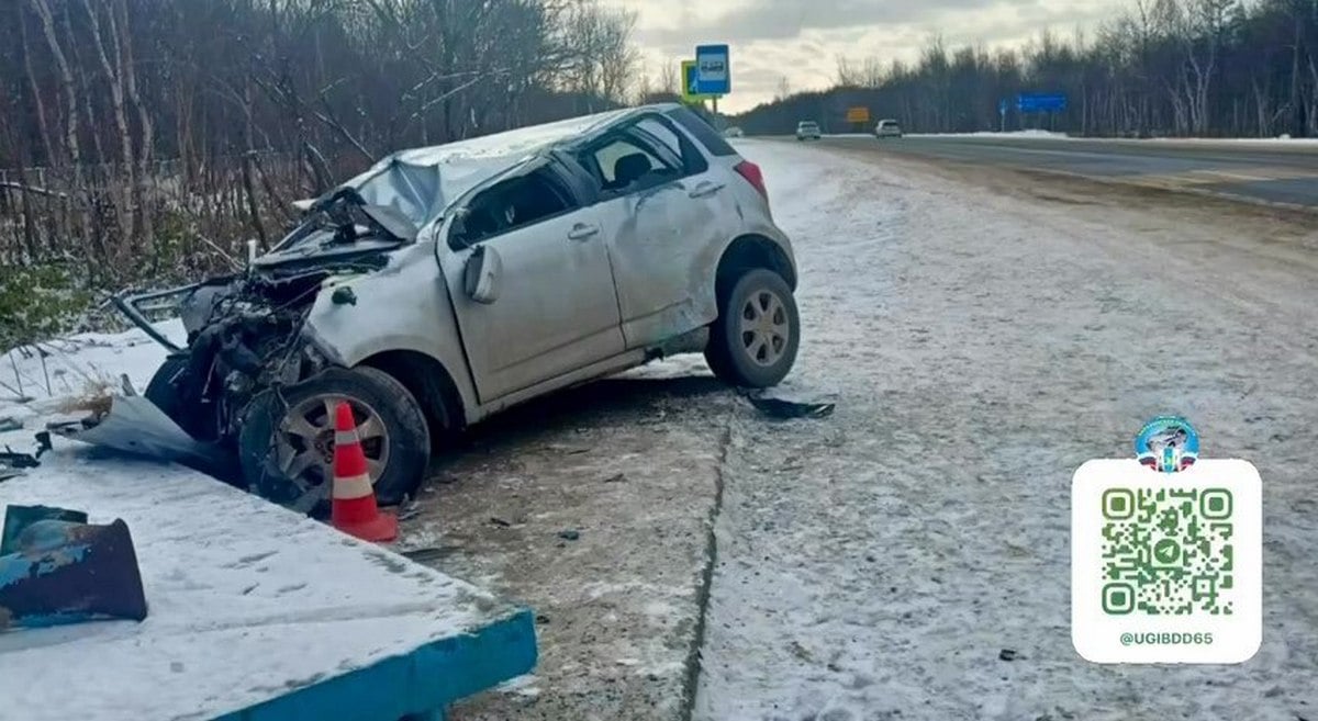 От полученных травм в больнице Долинского района скончался водитель, который снес на своем кроссовере Тoyota Rush автобусную остановку на трассе Южно-Сахалинск – Оха вблизи села Такое  В настоящее время правоохранители проводят проверку и устанавливают все обстоятельства случившегося.   - По предварительным данным, 35-летний водитель, управляя автомобилем «Тoyota Rush», двигался в северном направлении по автодороге «Южно-Сахалинск - Оха». В районе 39-го километра не справился с управлением и совершил наезд на остановочный павильон,  - говорится в сообщении.  Напомним, что ДТП произошло сегодня, 7 декабря, в 12 часов 45 минут. Водитель кроссовера врезался в остановку. От удара павильон сложился как карточный домик. Очевидцы предположили, что сахалинец мог заснуть за рулем. Они же и вызвали экстренные службы. В бессознательном состоянии пострадавшего доставили в больницу, однако от полученных травм он скончался в медучреждении.   Больше интересного с МК на Сахалине