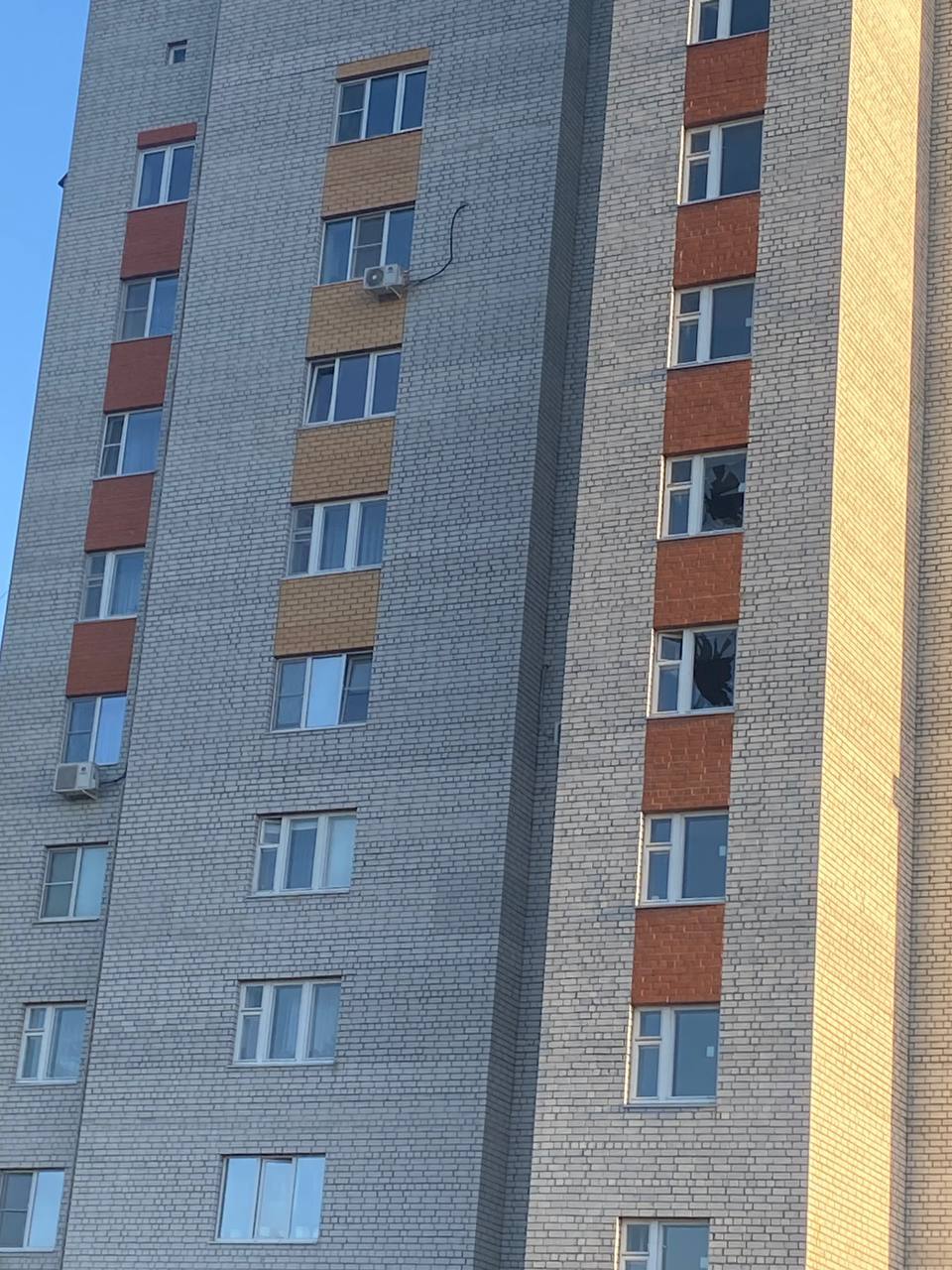 В результате атаки вражеским БПЛА частного дома на улице 3-й Моковской погиб 73-летний мужчина Здание частично уничтожено огнём, в соседнем домовладении загорелась пристройка. Пожарные расчёты возгорание ликвидировали. — Приношу искренние соболезнования родным, это огромное горе. Близким обязательно окажем всю необходимую помощь, — сообщил врио губернатора. В 12-этажном МКД напротив на 2, 7, 8 этажах выбиты окна. На местах работают все оперативные службы, по поручению Александра Хинштейна там находится и.о. главы города Курска. Также беспилотники нанесли удары по посёлку Новомедведок и деревне Курносовка Щигровского района. Повреждена вышка сотовой связи. Возгорания пожарными службами успешно ликвидированы. Сейм Курская область