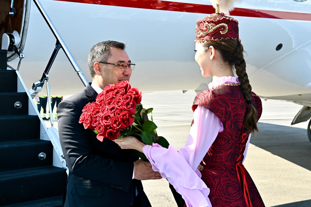 Президенты Туркменистана и Кыргызстана прилетели в Астану для участия в саммите "Центральная Азия – Китай". Высокопоставленных гостей встретили цветами.