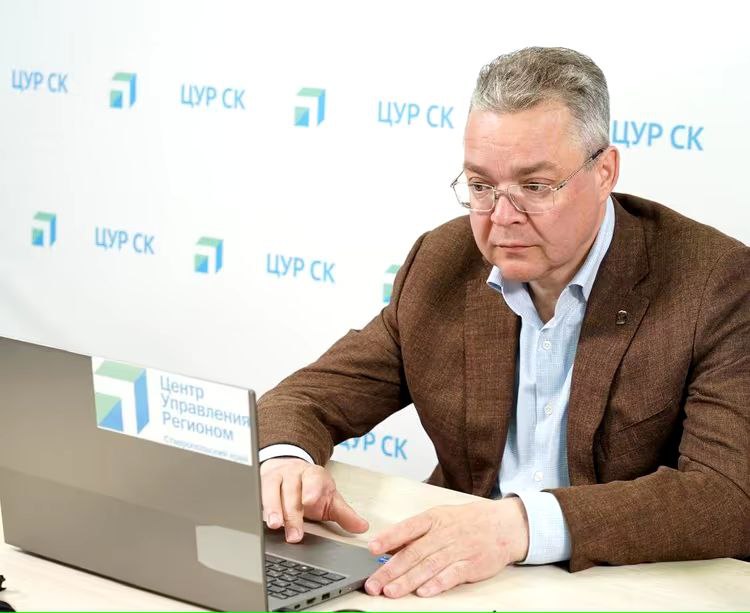 Губернатор Владимиров поручил отремонтировать подземный переход в Ставрополе На прямой линии губернатора Владимира Владимирова в соцсетях прозвучал вопрос из Ставрополя. Пользователь сообщил об аварийном состоянии подземного перехода возле завода «Нептун», сваи которого могут упасть. Глава региона рассказал, что в краевой столице планируется провести капитальный ремонт подземных переходов. Он поручил городским властям разъяснить, какие работы будут проведены. Переход возле «Нептуна» необходимо привести в порядок в первую очередь, подчеркнул губернатор.