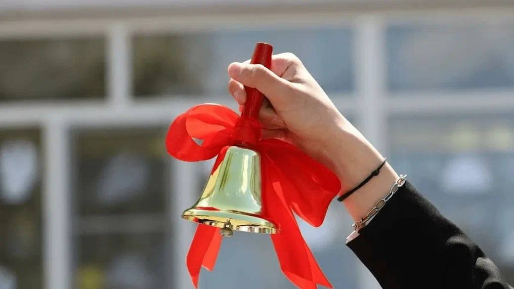 Последние звонки в Запорожской области пройдут 28 мая Аттестаты об основном общем образовании в этом году получат более 4528 ребят, а выпускников с документами о среднем общем образовании будет 2879. При этом 177 выпускников претендуют на золотые медали, 63 – на серебряные медали. Об этом сообщил Губернатор Запорожской области Евгений Балицкий. Выпускные для 11 классов планируется провести в 95 школах, для 9 классов – в 102 школах. Дата проведения – 28 июня.
