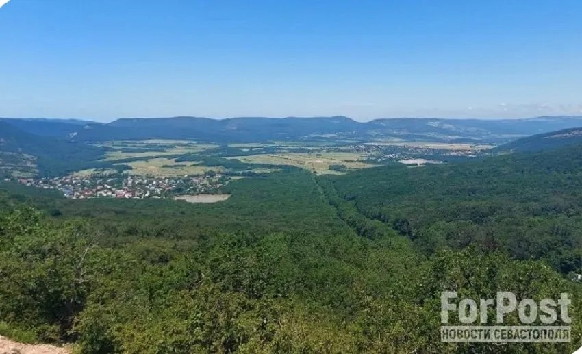 Севастополь потерял более 2 гектаров земель водного фонда в Байдарской долине  Нарушение обнаружили сотрудники прокуратуры и Севприроднадзора.  Это произошло во время приватизации под ИЖС и с/х деятельность. При этом водные объекты и береговая полоса являются общедоступными, поэтому их покупка физическими или юридическими лицами запрещена законом.   За возвращение земель борется природоохранная прокуратура. Одно заявление ведомства уже удовлетворено, на очереди еще 4 иска.  Пока на спорные земельные участки наложен арест.    ForPost