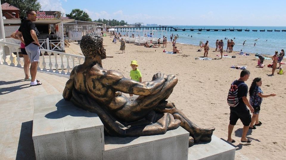 Ребенок плакал, а мертвая мать лежала на песке: Евпаторию шокировала смерть на центральном пляже ⁠ Евпаторию в эти выходные всколыхнула трагедия: на центральном пляже погибла 26-летняя девушка.  - Рано утром она ушла купаться в море и не вернулась на берег. Погода на момент происшествия была спокойной, без волнения, скорость ветра составляла 2 м/с, - сообщили в пресс-службе ГУ МЧС России по РК. Безжизненное тело нашли на трехметровой глубине.  Под воду крымчанка ушла примерно в 5.30 утра, тогда как матросы-спасатели начинают дежурить с 8.00.  На Крымском полуострове чаще всего различные напасти и несчастья происходят с туристами, но 26-летняя утопленница была местной. Свидетели ЧП говорят, что погибшая отдыхала на пляже не одна, а в компании.  - Пришла на пляж к девяти утра и ужаснулась: на песке лежал накрыты...  Подробнее>>>