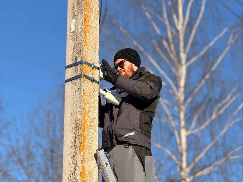 В Можайске более 1200 камер системы Безопасный регион используются для поддержания правопорядка Видеонаблюдение охватывает ключевые объекты городской инфраструктуры включая дороги перекрестки социальные учреждения и жилые районы По данным правоохранительных органов в прошлом году записи с камер способствовали раскрытию 22 преступлений С начала текущего года полиция и Следственный комитет оформили 36 материалов по результатам мониторинга видеопотока Система Безопасный регион позволяет не только проводить расследования уже совершенных правонарушений но и предотвращать их возникновение В частности 55 камер установлены на контейнерных площадках с целью пресечения образования несанкционированных свалок Под постоянным видеонаблюдением также находятся детские площадки подъезды жилых домов и пешеходные переходы