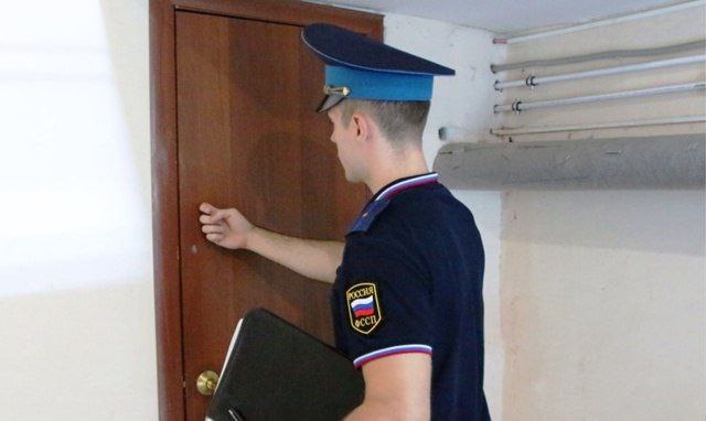 Не будут пускать — спилим дверь.  В Челябинске судебные приставы добились исполнения решения суда, по которому собственника обязали пустить газовиков в квартиру.  Несколько месяцев жители пятиэтажки оставались без газа. Проблема была из-за соседа, который отказывался открывать дверь для проверки и ремонта газовых труб. Из-за этого газ отключили в нескольких квартирах.  Ресурсники обратились в суд, который обязал собственника пустить специалистов. Но даже после этого он никого не пускал, в том числе приставов и полицейских. В итоге приставы вместе с участковым, представителями УК и понятыми приняли решение вскрыть дверь. Её спилили, вошли в квартиру, проверили состояние оборудования.  По результатам проверки газовики поставили заглушку на трубу в его квартире, чтобы было безопасно, и вернули газ остальным жителям.  Сообщают, что соседи, которые пришли посмотреть на этот процесс, даже аплодировали приставам.  Как говорили в фильме "Бриллиантовая рука": "Не будут брать открывать, отключим газ".  ™  Управдом