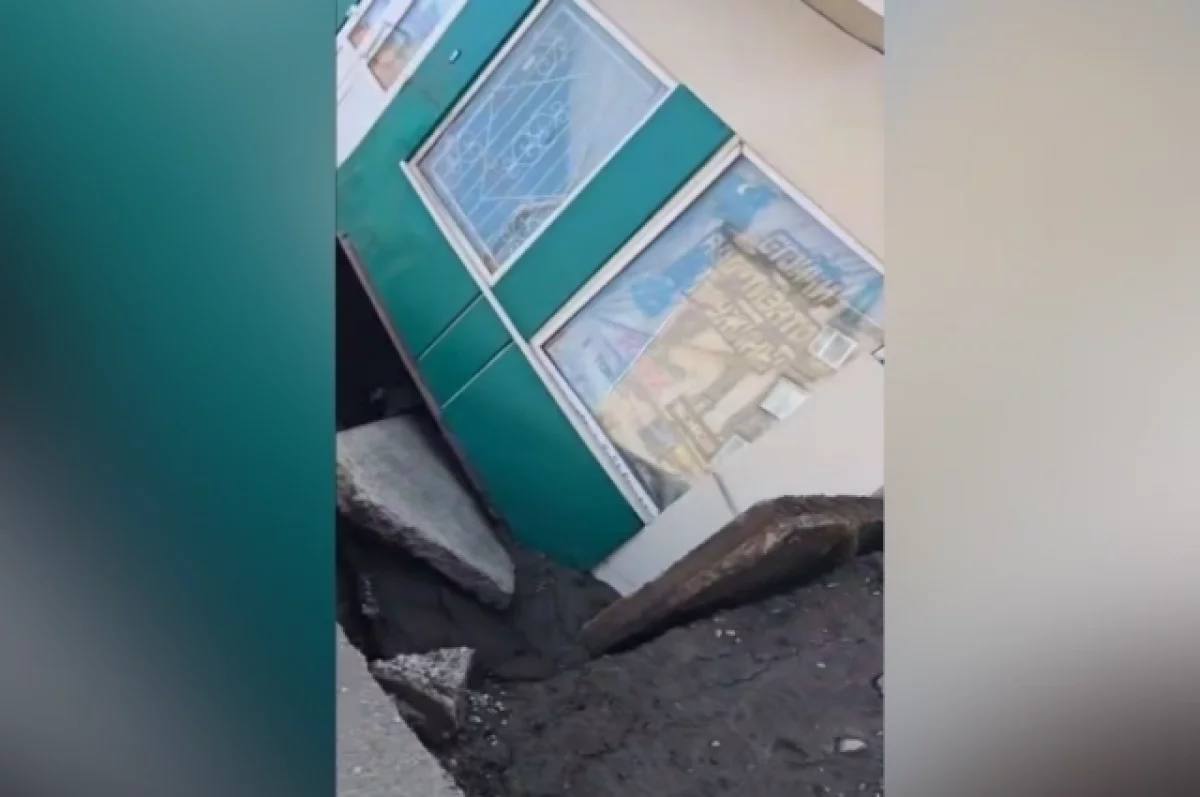 Павильон повис над пропастью после обрушения склона в Красноярске На улице Никитина 1б часть склона обрушилась и торговый павильон оказался накренённым и частично завис над землёй Депутат Заксобрания Илья Зайцев предполагает что причина подмыв грунта или просадка земли Рядом припаркован автомобиль информация о котором уже передана в ГИБДД В администрации Советского района уточнили что их сотрудники выехали на место сразу после получения сигнала от экстренных служб Фото Telegram канал Всем Добра Подписывайся на АиФ Новости Красноярска