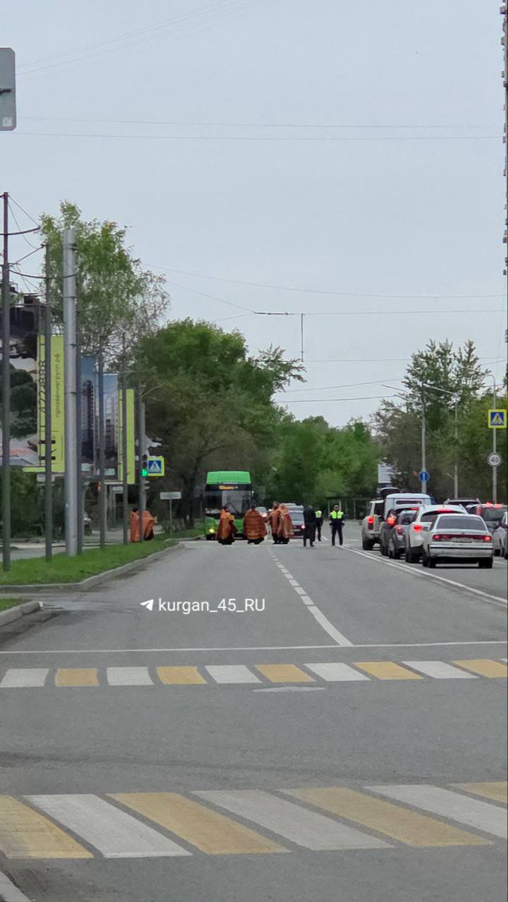 Аварийный перекресток освятили в Кургане, чтобы не было аварий Священнослужителей и сотрудников ГАИ заметил корреспондент . В ГАИ нам подтвердили, что движение временно останавливали, чтобы освятить перекресток улиц Криволапова и Пушкина у ТЦ «Пушкинский». Поможет? — да — нет