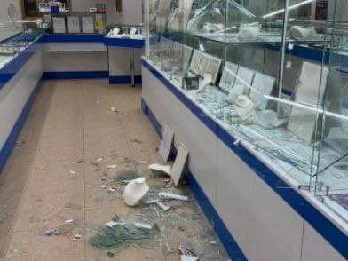 В поселке Ванино судом вынесен приговор в отношении местного жителя, совершившего грабеж в торговом доме  18-летний злоумышленник приговорен к лишению свободы на срок до четырех лет условно, с аналогичным испытательным сроком.  В ходе предварительного следствия установлено, что в апреле текущего года злоумышленник зашел в торговый дом в поселке Ванино. На голове вошедшего находился мотоциклетный шлем, скрывающий лицо. Мужчина начал разбивать стеклянные витрины при помощи топора, далее вытащил золотые изделия и сложил их в карманы своей куртки и брюк. После он устремился к выходу из помещения здания. Находящийся у входной двери охранник и проходивший по улице мимо гражданин не дали скрыться злоумышленнику с места преступления. Они повалили его на землю, стали удерживать до приезда сотрудников  полиции.   Похищенные ювелирные изделия были изъяты полицейскими.   ‍ Задержанным оказался ранее не судимый, 18-летний местный житель.  Вину свою фигурант признал полностью, в содеянном раскаялся.    Суд признал мужчину виновным в совершении преступления, предусмотренного ч.2 ст. 161 УК РФ «Грабеж» и назначил подсудимому наказание в виде лишения свободы на срок до четырех лет, условно, с испытательным сроком четыре года. Приговор в законную силу не вступил.  #МВД27  #ПолицияХабаровскогокрая  #КриминальныеНовости     Подписаться     Прислать Новость