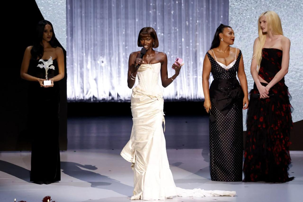 Теперь по основным итогам Fashion Awards Дизайнером года стал Джонатан Андерсон за работу в Dior и JW Anderson Эту награду он берет уже третий год подряд Причем в списке номинантов не было Матье Блази но зато была Миучча Прада Лучшим дизайнером женской одежды стала Сара Бертон Эту награду она получила за проделанную работу в Givenchy но все и так прекрасно знают что работать она как раз умеет В Alexander McQueen она это доказала Лучшим мужским дизайнером стала Грейс Уэльс Боннер Напомню что в конце октября она была назначена креативным директором мужской линии Hermès Моделью года стала Анок Яй об этом было объявлено в начале ноября а Brunello Cucinelli получил премию за выдающиеся достижения