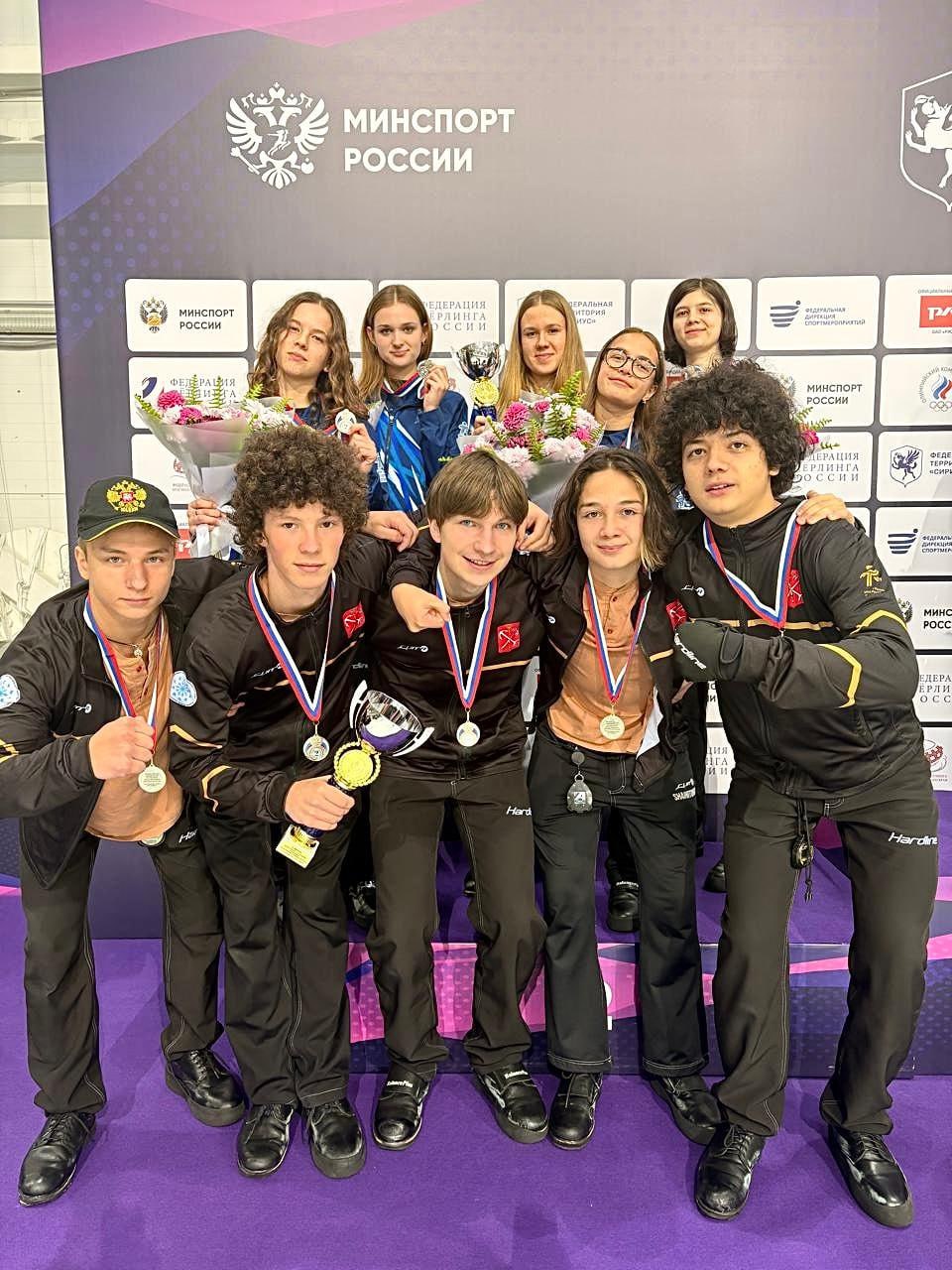 БУДУЩЕЕ СПОРТА В Сочи состоялись Всероссийские соревнования по керлингу среди юношей и девушек до 19 лет Петербургские спортсмены стали серебряными призерами как среди юношей так и среди девушек Команда юношей Егор Швайбович Тимур Долганов Дмитрий Орлов Ринат и Марат Шайхитдиновы Команда девушек Мирослава Штрекер Кира Рындина Полина Струнникова Инесса Паночкина и Мария Новикова Керлингисты представляют СШОР Школа высшего спортивного мастерства по зимним видам спорта и Санкт Петербургское Училище олимпийского резерва 2 МыСпортивныйПетербург СпортивнаяСтолица БудущееСпорта ВсероссийскиеСоревнования Кёрлинг