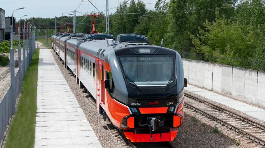 Беларусь и Россия обсуждают создание производства электропоездов в Барановичах Создание производства электропоездов в Барановичах обсуждено на встрече посла Беларуси в России Александра Рогожника с генеральным директором российской машиностроительной компании АО "Трансмашхолдинг" Кириллом Липой, сообщили БЕЛТА в пресс-службе диппредставительства. "Предметно обсуждены состояние и перспективы расширения долгосрочного сотрудничества между белорусскими предприятиями и организациями, входящими в структуру "Трансмашхолдинга". Рассмотрены вопросы реализации совместного проекта по созданию сборочного производства электропоездов в Барановичах, производства и поставки двигателей внутреннего сгорания Коломенского завода для БЕЛАЗа, углубления промышленной кооперации с белорусской компанией "Технолит" производит комплектующие и запасные части к различным видам техники ", – рассказали в пресс-службе. #1регион Больше новостей с