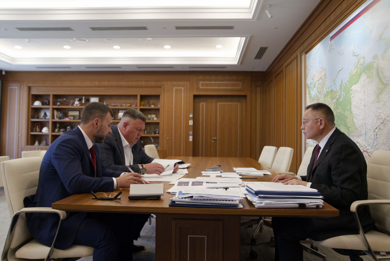 Министр строительства и ЖКХ РФ Ирек Файзуллин провел рабочую встречу c Главой Донецкой Народной Республики Денисом Пушилиным В совещании также принял участие замминистра строительства и ЖКХ РФ Валерий Леонов Ключевой остается тема водоснабжения в регионе Обсудили также продолжение восстановительных работ и реализацию мероприятий мероприятий в рамках национального проекта Инфраструктура для жизни Вопрос воды остается в центре внимания и для ДНР и для федерального центра Cитуация отрабатывается в планомерном системном режиме Ежедневно в Республике с участием всех причастных ведомств и организаций проводится оперативный штаб задачи и анализ результатов оцениваются также каждый день Для улучшения ситуации регионы шефы отправили в ДНР дополнительное количество аварийно восстановительных бригад и водовозов Вода доставляется на специализированные площадки в городах и населенных пунктах Всего в ремонте сетей ДНР задействовано 234 аварийные бригады состоящих из более чем 1 2 тыс человек Непосредственно на системе водоснабжения и водоотведения сформировано 137 аварийных бригад Реализуются краткосрочные меры произведена расстановка ёмкостей выстраивается маршрутизация и диспетчеризация чтобы соблюдался график подачи воды Отдельно обсудили восстановление прифронтовых районов Донецка где оперативная обстановка позволяет проводить необходимые работы В настоящее время решается задача по приоритизации объектов в том числе с учетом подготовки социальной инфраструктуры к отопительному сезону Минстрой России в MAX