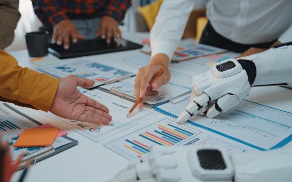 Вкалывают роботы а не человек УК Первая запустит фонд на российские акции под управлением ИИ УК Первая весной планирует запустить фонд которым будет управлять ИИ рассказал журналистам глава компании Андрей Бершадский Его слова передает корреспондент РБК Инвестиций Первая история которую мы будем анонсировать это запуск первого фонда с использованием агентов AI Это фонд российских акций который будет представлять собой ансамбль из нескольких агентов генерирующих инвестиционные решения сказал он Директор по инвестициям УК Первая Андрей Русецкий добавил что бенчмарком фонда будет выступать индекс Мосбиржи и далее ИИ агент будет действовать как обычный управляющий перевешивать те или иные компании в портфеле фонда В работе агенты по фундаментальному анализу российских компаний агент на сентимент в проработке цифровые двойники управляющих и так далее Один агент сейчас хорошо работает показывает хорошие результаты второй агент наверное на процентов 80 сделан сейчас мы сфокусированы на доработке третьего агента рассказал Русецкий об ИИ агентах которые находятся в разработке Читайте подробнее О планах УК Первой по применению ИИ в своих продуктах Подписаться на канал Мы в MAX