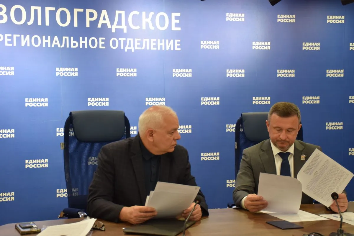 Председатель Общественной палаты Волгограда Евгений Князев подал заявление на участие в предварительном голосовании Единой России Два года назад была принята и поддержана на всех уровнях региональная программа развития до 2034 года Как говорит секретарь регионального отделения партии глава региона Герой России Андрей Иванович Бочаров эта программа стала по настоящему народной Моя простая человеческая мечта чтобы дети и молодежь хотели жить в нашем городе оставались тут а для этого мы должны вместе сделать очень многое Именно поэтому я решил принять участие в предварительном голосовании чтобы отдать все свои силы знания и опыт для реализации народной программы подчеркнул Евгений Князев