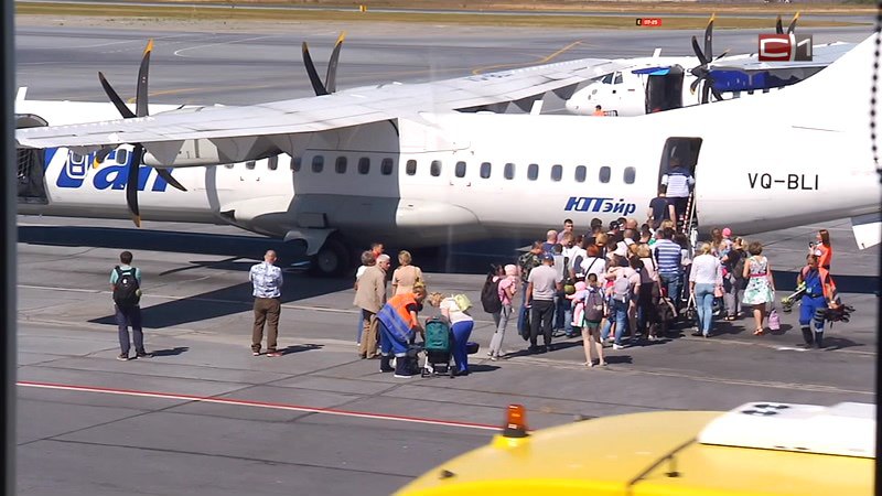 Билет от 50 тысяч: в Госдуме возмущены ценами на перелет в Геленджик После открытия аэропорта многие российские туристы увидели для себя возможность отдохнуть на Черном море, воспользовавшись новым направлением, но задумались, узнав стоимость. Зампред комитета Госдумы Наталья Костенко также не согласна с тарифной политикой авиакомпаний, которые возобновили рейсы в Геленджик: Билет от 50 тысяч рублей на побережье. Эта цена соответствует хорошему бизнес-классу. Парламентарий озвучила предложение к перевозчикам рассмотреть возможность организовать чартерные рейсы, это, по ее мнению, сможет снизить стоимость полета. Ассоциация туроператоров России также подсчитала, во сколько семье с одним ребенком до 12 лет обойдется дорога туда и обратно: по данным АТОР из Москвы —порядка 130 тысяч рублей. Из Екатеринбурга — около 160 тысяч. Расчет производился на период с 24 по 31 июля, то есть на ближайшую неделю. Между тем до сих пор невозможно купить билеты в Геленджик из Сургута. С 30 июля «ЮТэйр» планирует летать прямыми рейсами раз в неделю по средам. Но на официальном сайте компании пока нет возможности оформить перелет. Соответственно неизвестна и стоимость. Подписаться Прислать новость