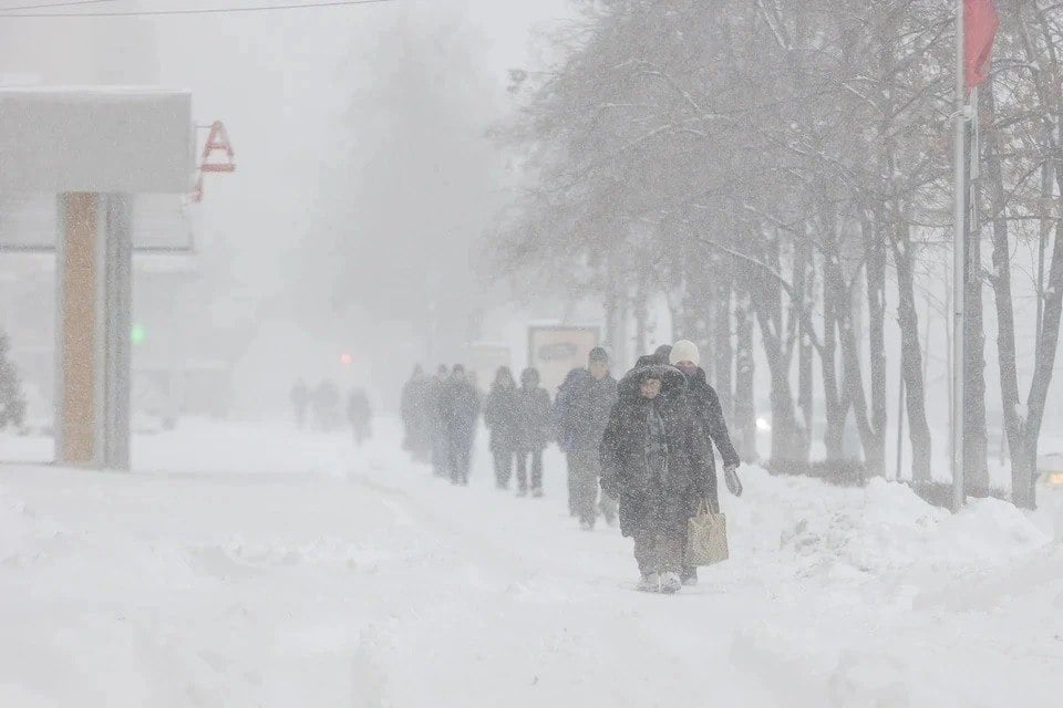 Ожидаются снегопады и гололедица: в Челябинской области объявили штормовое предупреждение  Штормовое предупреждение объявляется в Челябинской области во вторник, 10 декабря. В главном управлении МЧС по региону предупредили о снегопадах.  — Днем 10 декабря в крайних западных районах ожидается сильный снег, на дорогах гололедица, в отдельных районах метели, — говорится в сообщении чрезвычайного ведомства.  По данным челябинского Гидрометцентра, температура воздуха ночью в регионе составит -8, -13°C, при прояснении дойдет до -18°C. Днем столбики термометров покажут -2,-7°C. Ветер юго-западный, западный 5-10 м/с, местами порывы до 14 м/с.