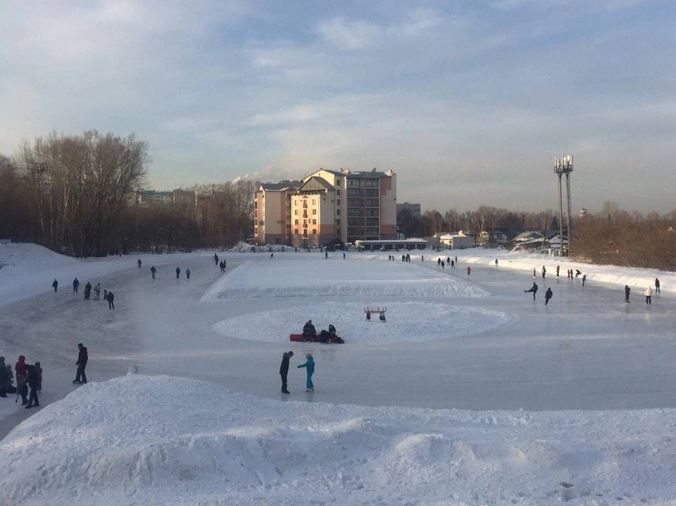 Открытие катка «Клевченя» в Барнауле перенесли на неопределенный срок  «Наши ледовары очень стараются и делают все возможное, чтобы открыться как можно быстрее. Но пока наша ледовая арена еще не готова, нам нужно еще немного времени», - написали сотрудники в сообществе во ВКонтакте.  Уточняется, что об открытии сообщат за 1-2 дня в соцсетях.  Фото прошлых лет, сообщество «Ледовый каток "Клевченя"»   Подписывайтесь на "Толк"