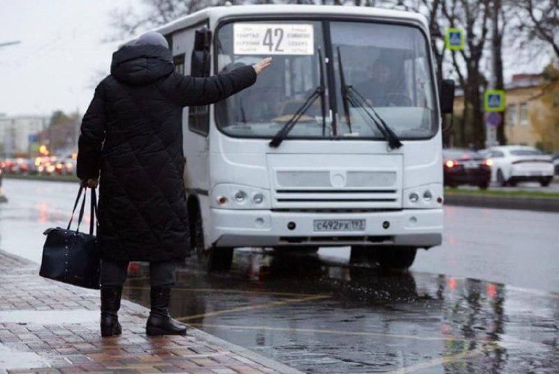 В Ставропольском крае предложили вернуть местным властям контроль над автобусами в Ставрополе и Пятигорске Согласно проекту нового закона контроль над автобусами и маршрутками вновь передадут администрациям Ставрополя и Пятигорска Однако министерство дорожного хозяйства продолжит отвечать за организацию перевозок городским электротранспортом до конца 2026 года Таким образом контроль над автобусами вернётся к муниципалитетам а за работу троллейбусов и трамваев будет отвечать краевой миндор Как отметил урбанист Андрей Черняков возврат полномочий не соответствует логике развития общественного транспорта в Ставропольском крае chp26rus