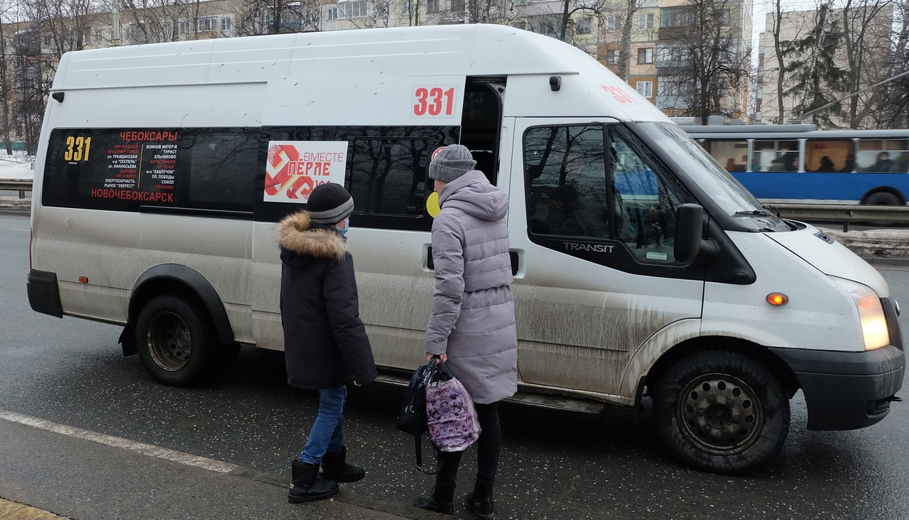 Стоимость проезда в Новочебоксарск самовольно выросла.  Перевозчики сразу 5 межмуниципальных маршрутов, курсирующих между Чебоксарами и Новочебоксарском подняли стоимость проезда. О повышении платы за проезд предварительно не уведомили население ни в Минтрансе Чувашии, ни оператор безналичной оплаты проезда в республике — ООО «ЕТК».  Уже с утра 2 января пассажиры ряда маршрутов обнаружили списание с банковских карт за проезд целковых 50 вместо 43 рублей. При этом стоит отметить, что до вечера пятницы Минтранс Чувашии хранил стойкое молчание о повышении стоимости проезда, из чего можно сделать вывод, что в ведомстве были не в курсе предстоящего подорожания.  В соответствии с законом Чувашской Республики от 29 декабря 2003 года №48 «Об организации перевозок»  с изм. от 9 октября 2024 года  перевозчик обязан информировать уполномоченный исполнительный орган — Минтранс Чувашии — об изменении тарифов не менее чем за 15 дней до дня начала их применения.  В местном законе прямо не указано, но по аналогии с другими регионами становится понятно, что указанная норма об информировании применения новых тарифов введена для необходимости уведомления населения об изменении тарифов на проезд и провоз багажа.  Не смогли прокомментировать телеграм-каналу «Чувашия без цензуры» списание самовольно повышенной стоимости проезда и в ЕТК. По телефонам компании-прокладки по платежам за билет электронными средствами оплаты, не отвечают на звонки.  В настоящее время повышенная стоимость проезда применяется сразу на 5 маршрутах — это №№ 101, 101с, 220, 262, 331, где стоимость проезда возросла с 43 до 50 рублей при безналичной оплате проезда и с 48 до 55 рублей при оплате наличными средствами.  В январе 2024 года стоимость проезда по межмуниципальным маршрутам из города Чебоксары в Новочебоксарск и обратно стоила 37 и 40 рублей соответственно при оплате безналом и наличкой. Таким образом стоимость проезда за год выросла на грабительские 35,14% и 37,5% соответственно.