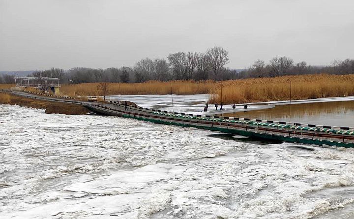 В Ростовской области из Дона может выдуть воду до неблагоприятных отметок  С 11 по 13 февраля в Дону на участке от Аксая до Азова ожидается понижение уровня воды ниже неблагоприятных отметок, предупредили в Северо-Кавказском управлении по гидрометеорологии и мониторингу окружающей среды. Уточняется, что в прошедшие сутки в устье Дона сохранялся ветровой сгон воды и уровни воды на участке от Аксая до Азова были ниже неблагоприятных отметок на 24-27 сантиметров.  Согласно прогнозу погоды, 11 и 12 февраля в дневные часы будет +1 °С в южных районах и до –7 °С в северных. Ночью столбик термометра будет опускаться до –5...–18 °С. Северо-восточный ветер в эти сутки будет дуть со скоростью до 13 метров в секунду.  Схожая погода сохранится до 14 февраля.  А с утра субботы, 15 февраля, и, как минимум, понедельника, 17 февраля регион накроет снегопад и станет морознее ещё на 2-3 градуса, как днём, так и ночью. #новости #ростов #погода #ростовскаяобласть