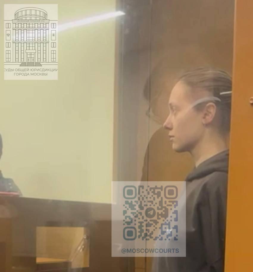 Суд арестовал продюсера Telegram-канала Baza Татьяну Лукьянову до 20 сентября. По версии следствия, она и главный редактор канала Глеб Трифонов получали служебную информацию от сотрудников МВД.    Telegram/moscowcourts